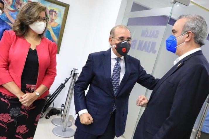 Danilo Medina saluda Luis Abiander a su llegada a la Casa Presidencial del PLD
